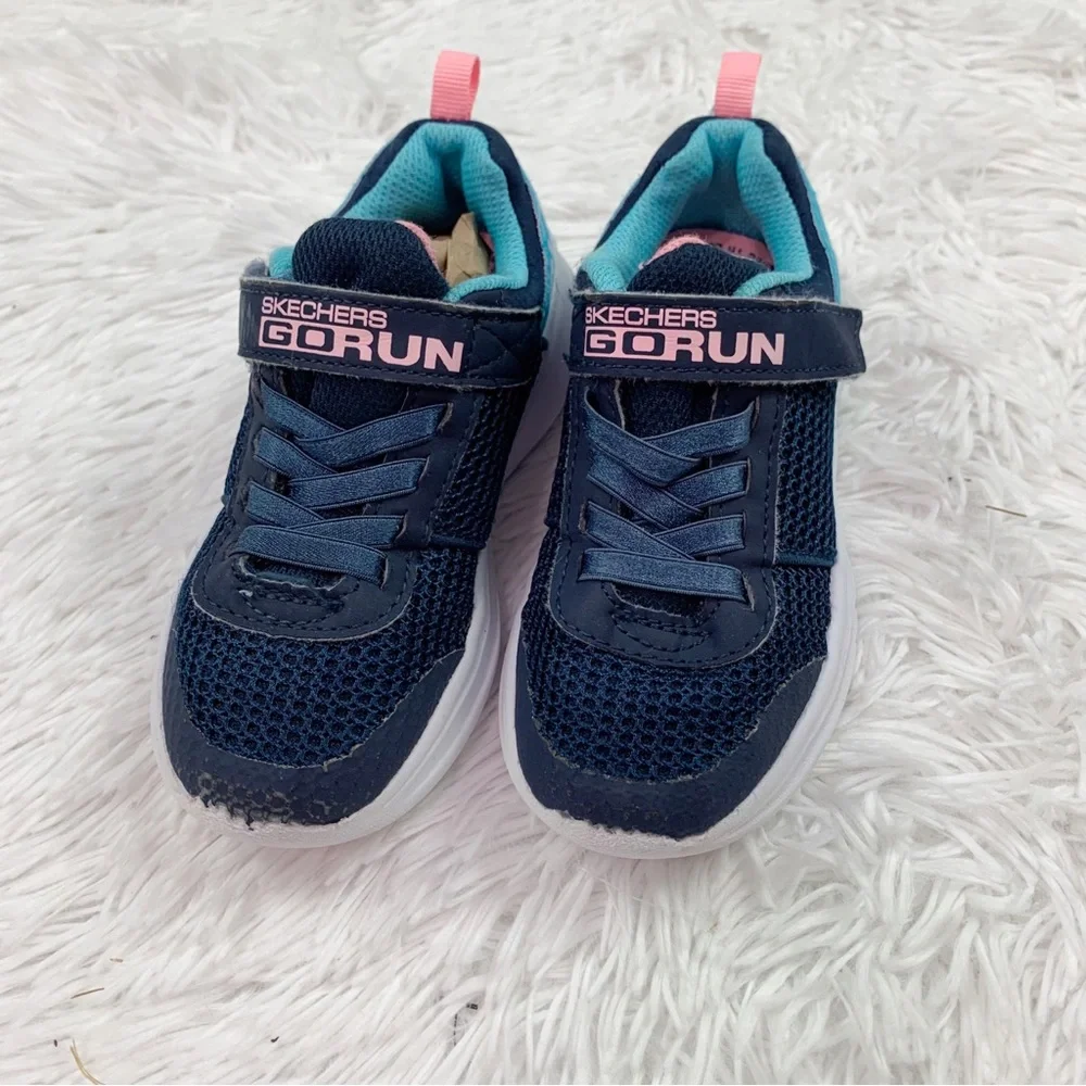 Sketcher little girl Go Run sneakers Hook‎ & Loop closure navy blue pink